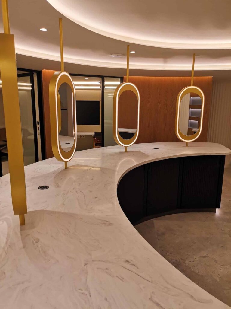 Ouronyx curved unit Corian 